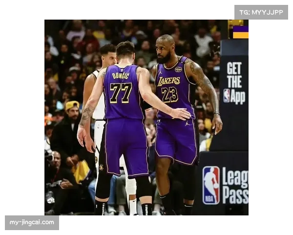 霍华德现身湖人大战独行侠现场为昔日东家加油引发球迷热议 霍华德现身湖人大战独行侠现场为昔日东家加油引发球迷热议